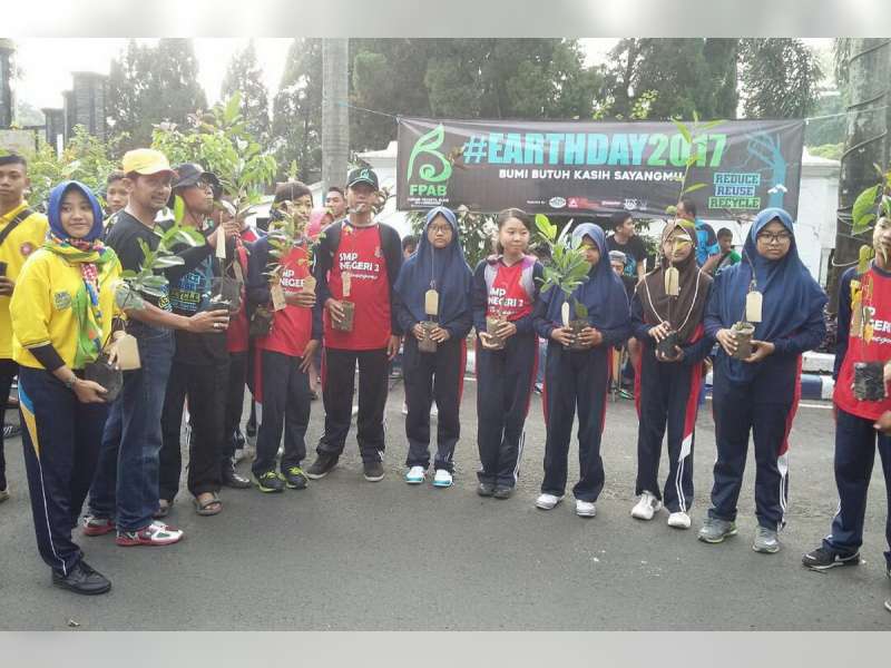 Peringati Hari Bumi, FPAB Bagi Bibit Ke Masyarakat
