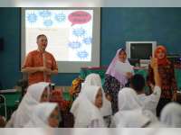 SMAN Kalitidu Belajar Bahasa Inggris Bareng Bule