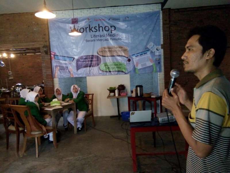 Menulis itu Bukan Hanya Duduk Mengetik dan Menulis