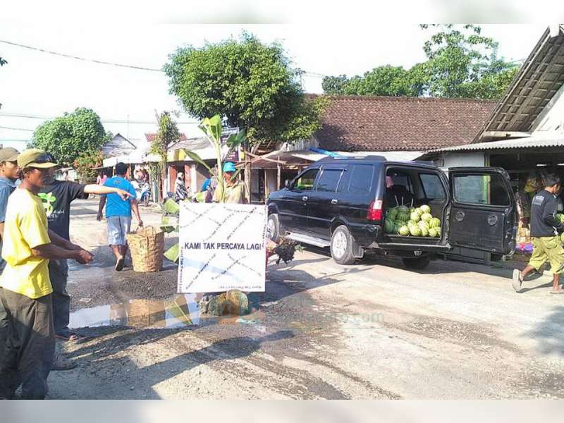 Warga Gayam Kembali Blokir Jalan, Yang Tak Kunjung Diperbaiki Pihak Kontraktor