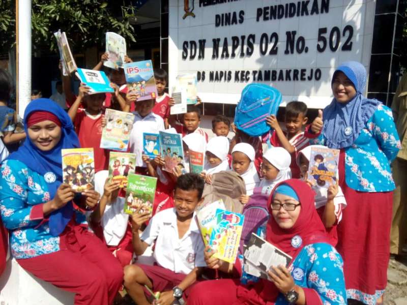 Salurkan Donasi Buku dan Baju untuk Korban Banjir di Napis