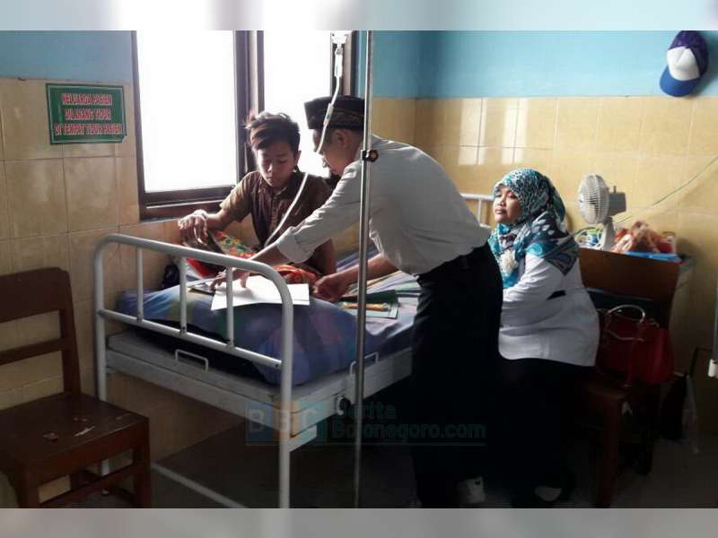 Karena Sakit, Seorang Siswa di Kanor Laksanakan Ujian Nasional di Puskesmas