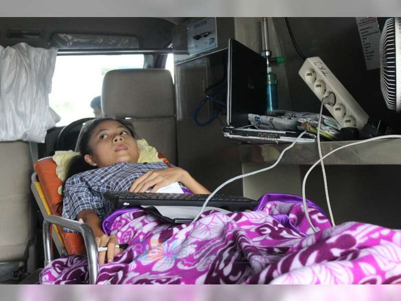 Seorang Siswi di Blora Ikuti UNBK di Dalam Mobil