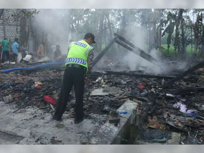 Diduga Akibat Tabung Elpiji Bocor, Rumah Warga Baureno Hangus Terbakar