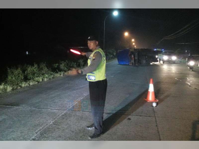 Akibat Roda Belakang Terlepas, Truk Penuh Muatan Terguling di Jalan Raya Kalitidu