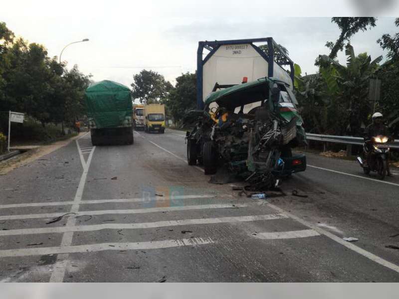 Diduga Pengemudi Mengantuk, 3 Truk Terlibat Tabrakan, Seorang Pengemudi Luka Berat
