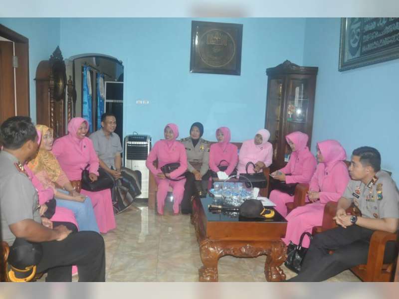 Jumat Peduli, Kapolres Bersama Ketua Bhayangkari Sambangi Rumah Anggota