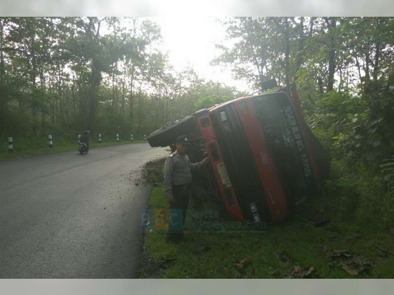 Truk Pengangkut ZA Terguling di Hutan Cabak Blora