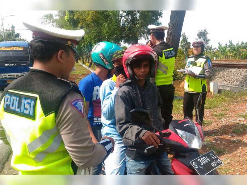 Polisi Tilang Pengendara Motor Berbonceng Tiga
