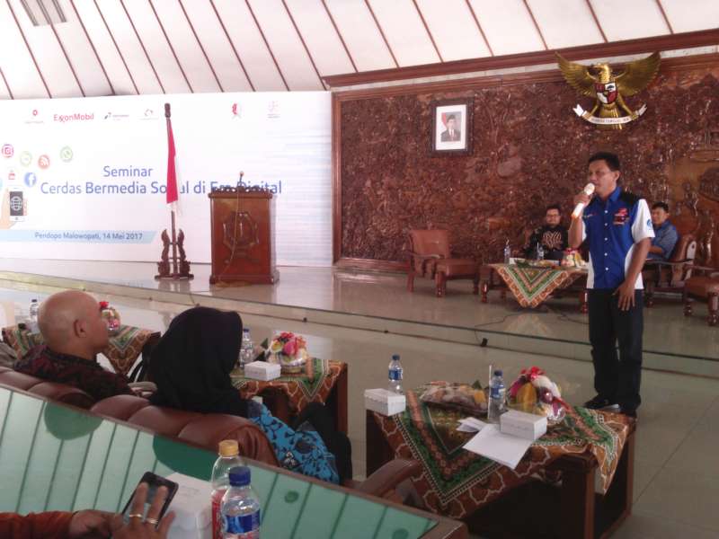 Cara Cerdas Memanfaatkan Media Sosial