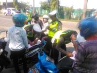 Petugas Tindak Tegas Suporter Pelanggar Lalu Lintas