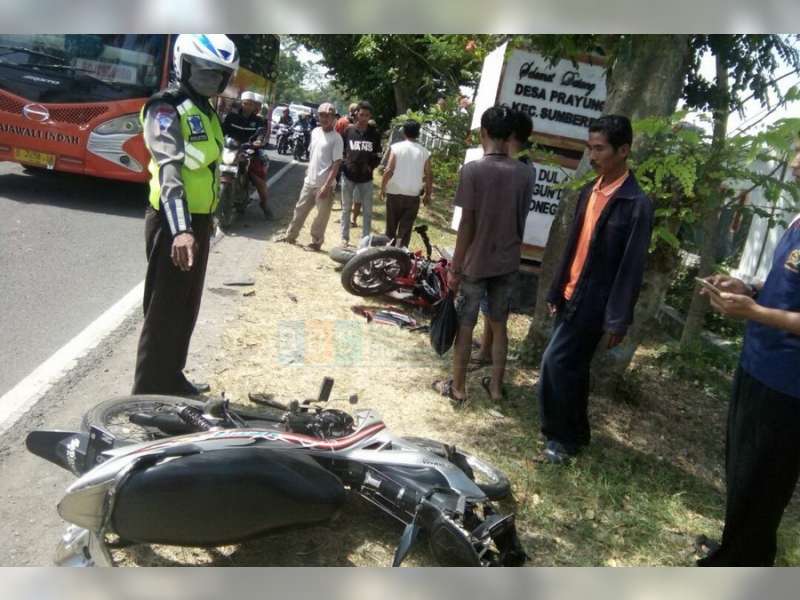 Kurang Hati-Hati Saat Belok, Honda CBR Ditubruk Yamaha Vega di Sumberrejo, 4 Orang Luka-Luka