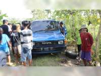 Mobil Terperosok ke Jalanan Sempit, Warga Sebut Itu Mistis