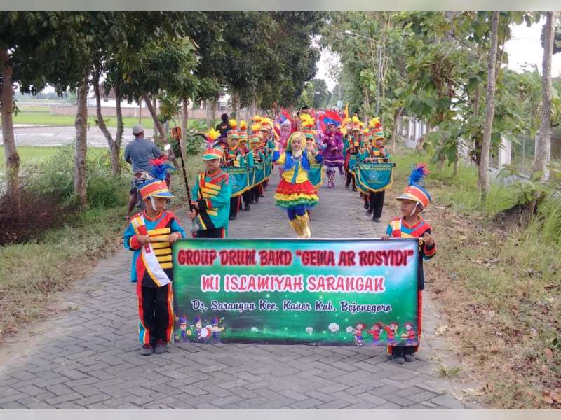 Pawai MI Islamiyah Sarangan Sambut Ramadan