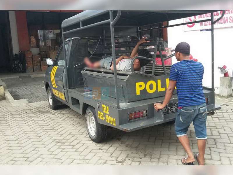 Yamaha F1Z Tubruk Pikap Dari Belakang di Balen, Pengendara Motor Patah Kaki