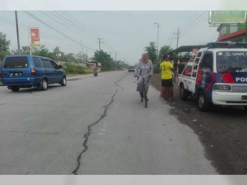 Diduga Pengemudi Mengantuk, Xenia Tubruk Agya di Kalitidu, Lalu Melarikan Diri