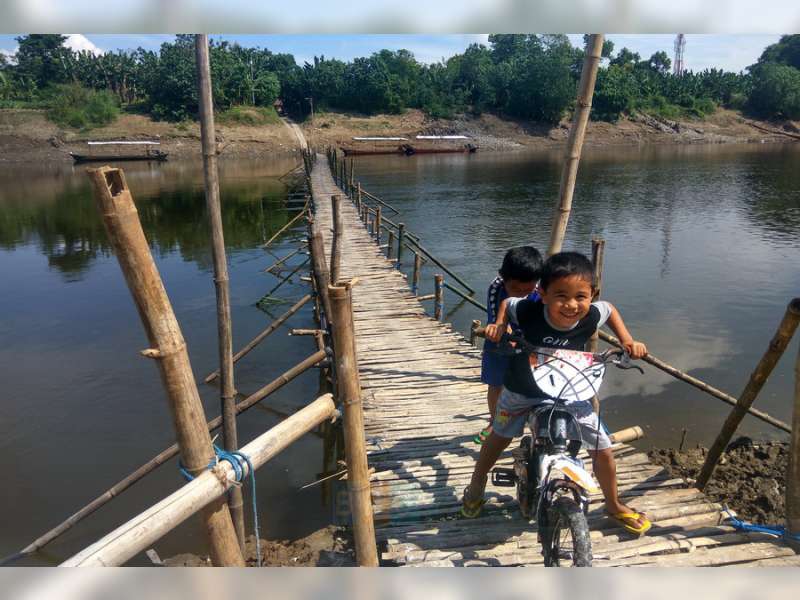 Musim Kemarau, Para Penambang Perahu Bangun Jembatan Penyebrangan Dari Bambu