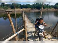 Musim Kemarau, Para Penambang Perahu Bangun Jembatan Penyebrangan Dari Bambu