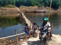 Petugas Penyeberangan Jembatan Bambu Bisa Dapat Rp 1 Juta dalam Sehari