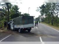 Diduga Pengemudi Mengantuk, Pikap Tabrak Pohon Penghijauan di Kalitidu