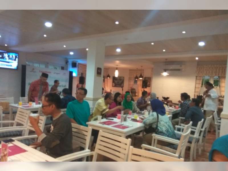 Jalin Keakraban EMCL Ajak Awak Media Buka Bersama