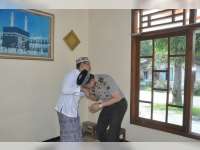 Kapolres Bojonegoro Sambang ke Pengasuh Ponpes Al Charish Dander, Ajak Perangi Berita Hoax