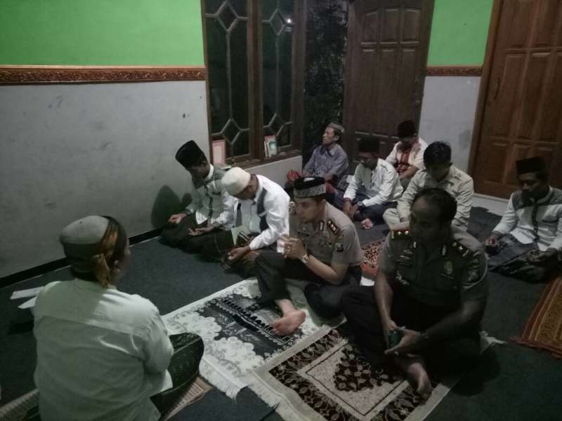 Kapolres dan Wakapolres Bojonegoro, Safari Tarawih ke Pondok Pesantren, Berikan Pesan Kamtibmas