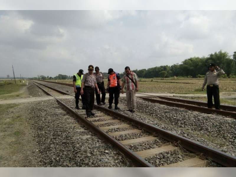 Petugas Kepolisian dan PT KAI Cek Rel dan Palang Pintu Perlintasan Kereta Api