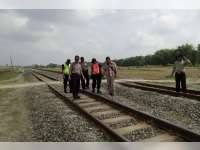 Petugas Kepolisian dan PT KAI Cek Rel dan Palang Pintu Perlintasan Kereta Api