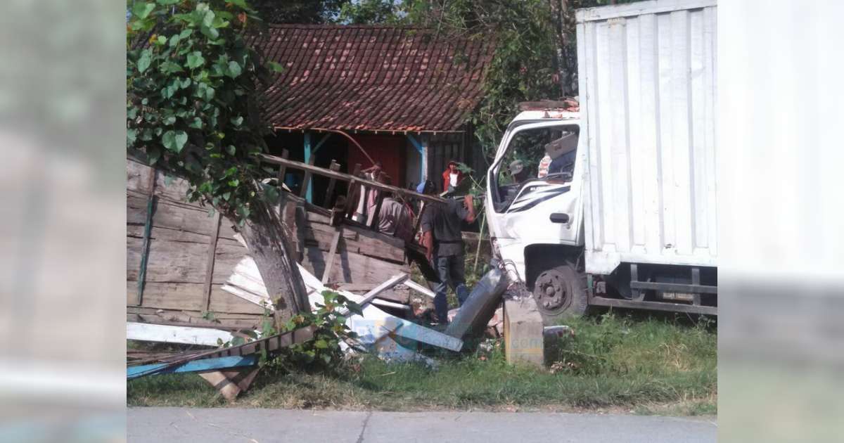 Truk Box Tabrak Warung Kopi di Blora, Empat Orang Luka 