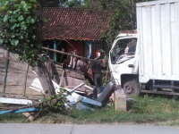 Truk Box Tabrak Warung Kopi di Blora, Empat Orang Luka-Luka