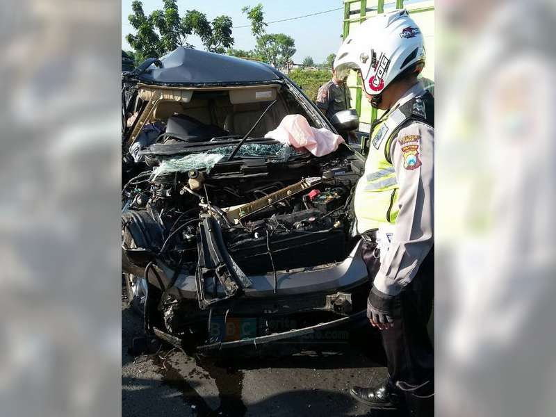 Honda CRV Hantam Truk di Jenu, Satu Orang Meninggal