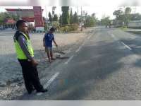 Kurang Hati-Hati Saat Hendak Mendahului, Bus Tabrak Motor di Kalitidu, Pengendara Motor Luka-Luka