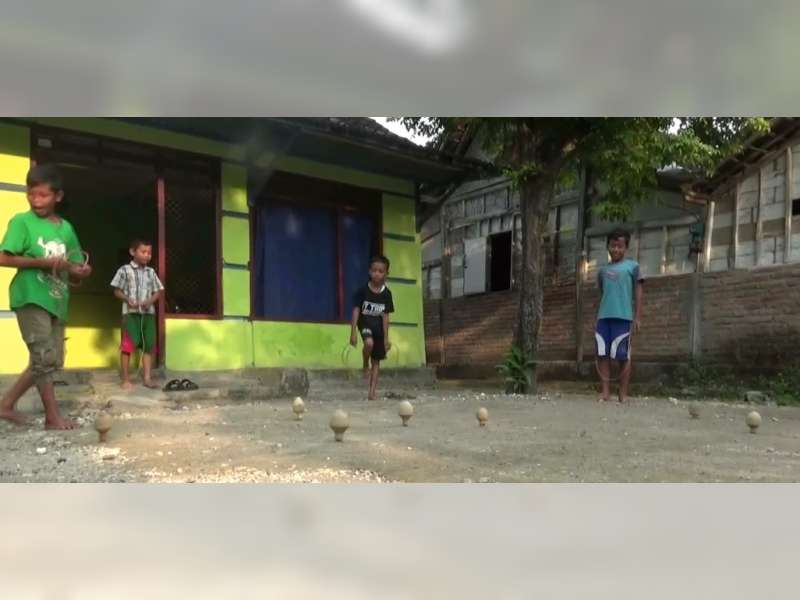 Anak &ndash; Anak yang Beradu Ketangkasan Main Gasing Sebelum Berbuka