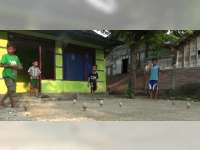 Anak &ndash; Anak yang Beradu Ketangkasan Main Gasing Sebelum Berbuka