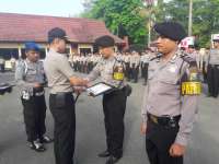 Kapolres Bojonegoro Berikan Reward pada Anggota Sabhara yang Berhasil Gagalkan Pelarian Napi Terorisme