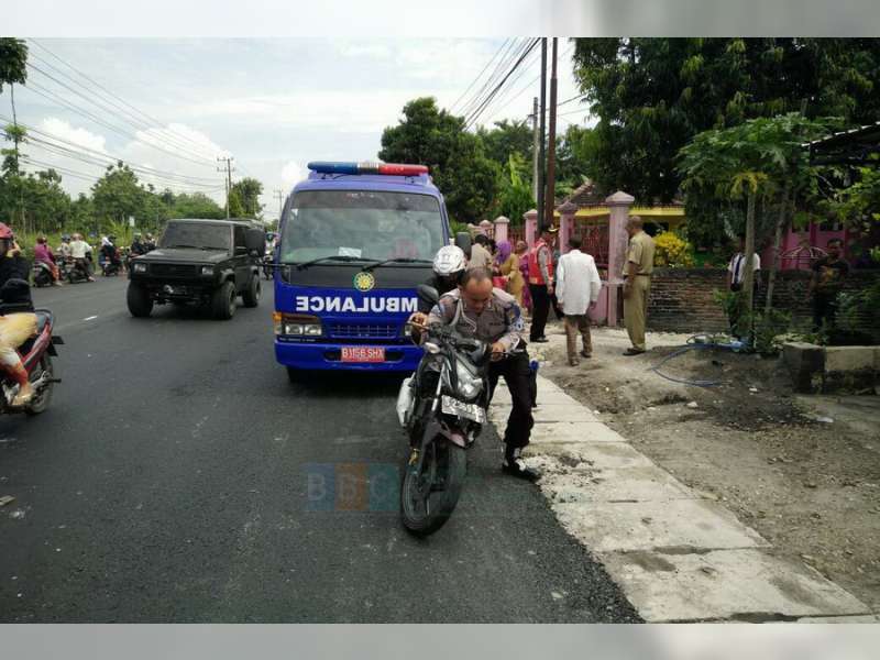 Kurang Konsentrasi, Honda CB Tabrak Penyeberang Jalan di Kalitidu, 2 orang Luka-Luka