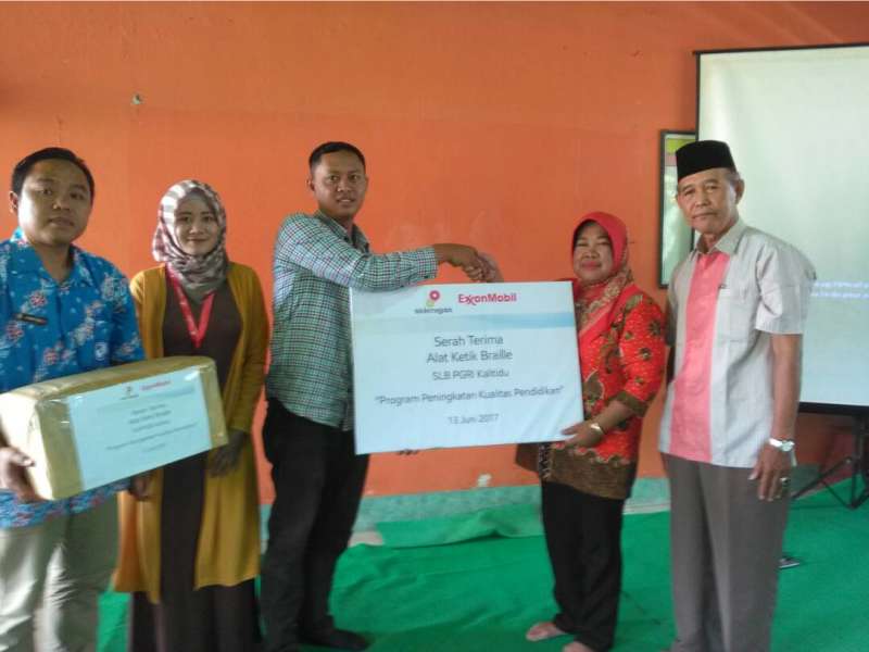 EMCL Serahkan Bantuan 1 Unit Mesin Tik Braille untuk SLB PGRI Kalitidu