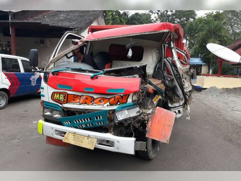 Diduga Sopir Mengantuk, Dump Truk Tabrak Mrs X, Korban Meninggal di TKP