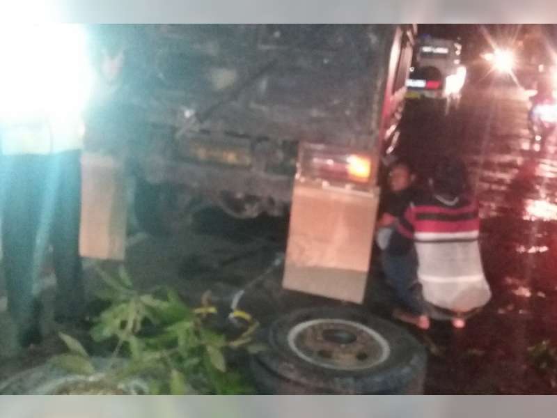 Tabrak Ban Tanda Pengaman Truk Yang Mogok, Pengendara Motor Luka Berat