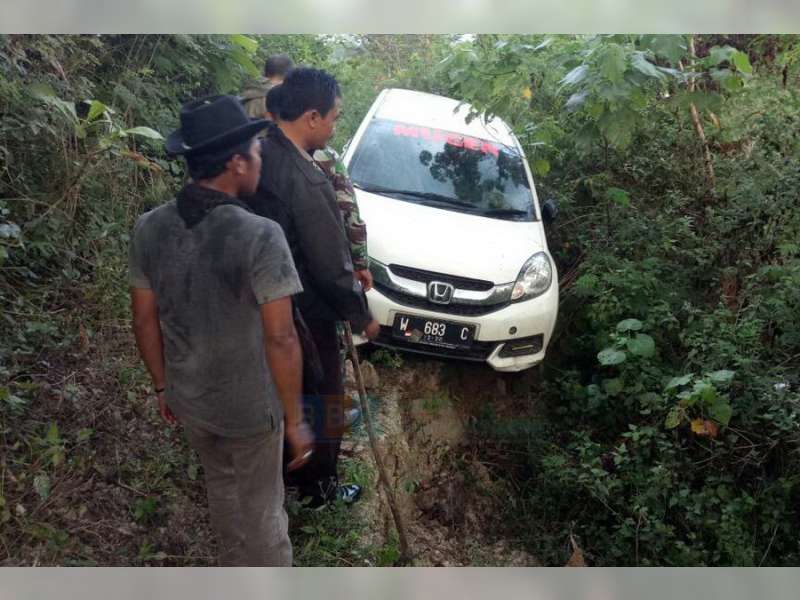 Warga Ngambon Digegerkan Penemuan Mobil Yang Terparkir di Tengah Hutan
