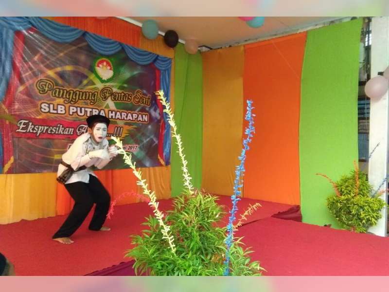 Fashion Show Warnai Pentas Pelepasan Siswa SLB Putra Harapan
