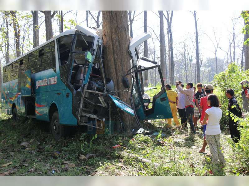 Bus Garuda Mas Jakarta-Cepu Tabrak Pohon Jati, Satu Orang Meninggal
