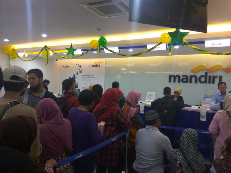 Antrean Penukar Uang di Bank Mandiri Bojonegoro Mengular