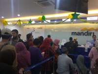 Antrean Penukar Uang di Bank Mandiri Bojonegoro Mengular