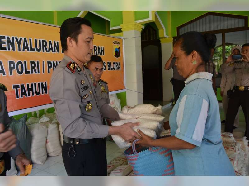 Polres Blora Bagikan Zakat