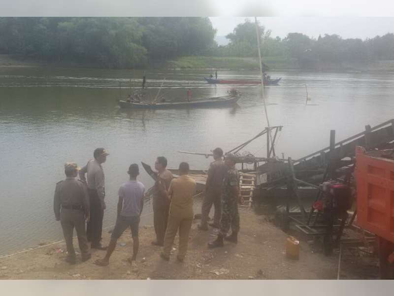 Polsek Kanor Lakukan Pemantauan Penambang Pasir Bengawan Solo di Desa Gedongarum