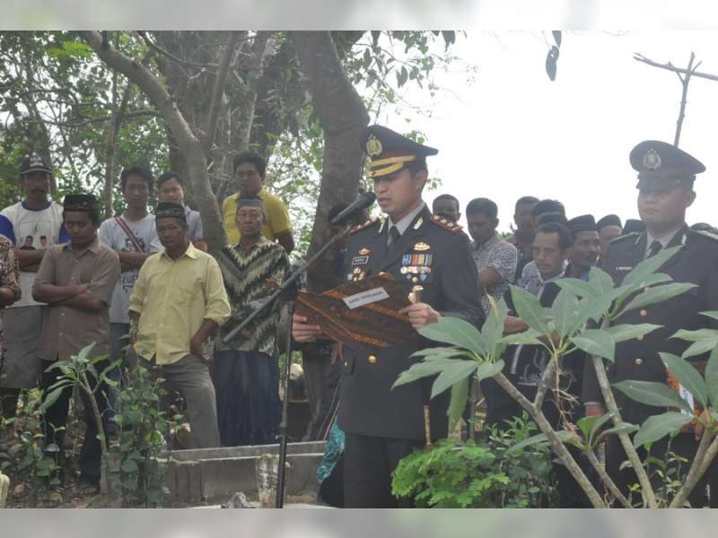 Kapolres Bojonegoro Takziah dan Pimpin Upacara Pemakaman Anggota