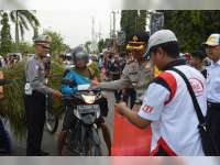 Wakapolres Bojonegoro Bagikan 1000 Paket Takjil, Bersama FKOB