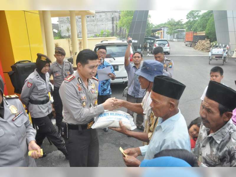 Polres Bojonegoro Bagikan 3 Ton Beras Zakat Fitrah